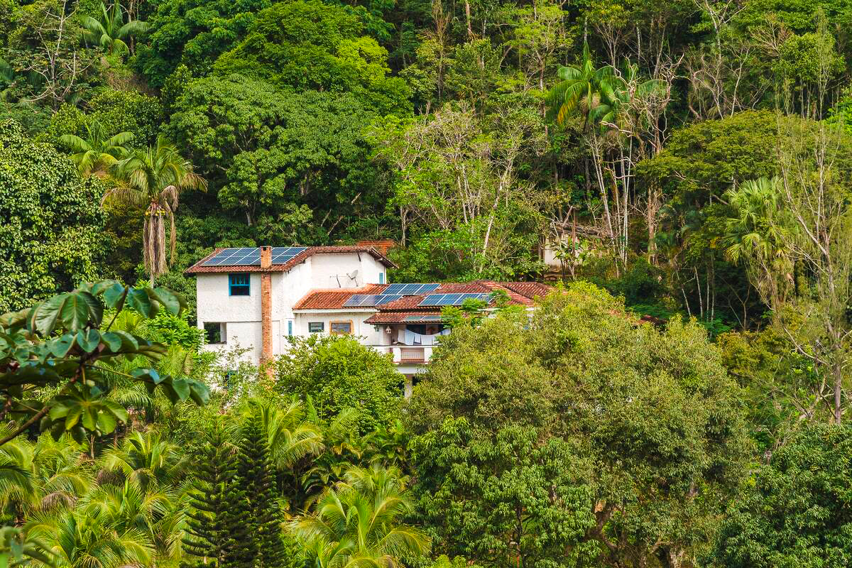 Foto da Sede envolta pela vegetação da Mata Atlântica - Silva Jardim - RJ