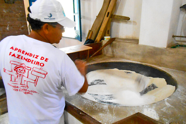 Colaboradora da Fazenda dos Cordeiros produzindo o Biju feita da Tapioca