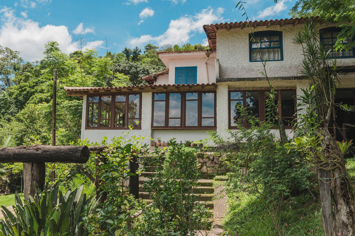 Foto da Sede envolta pela vegetação da Mata Atlântica - Silva Jardim - RJ