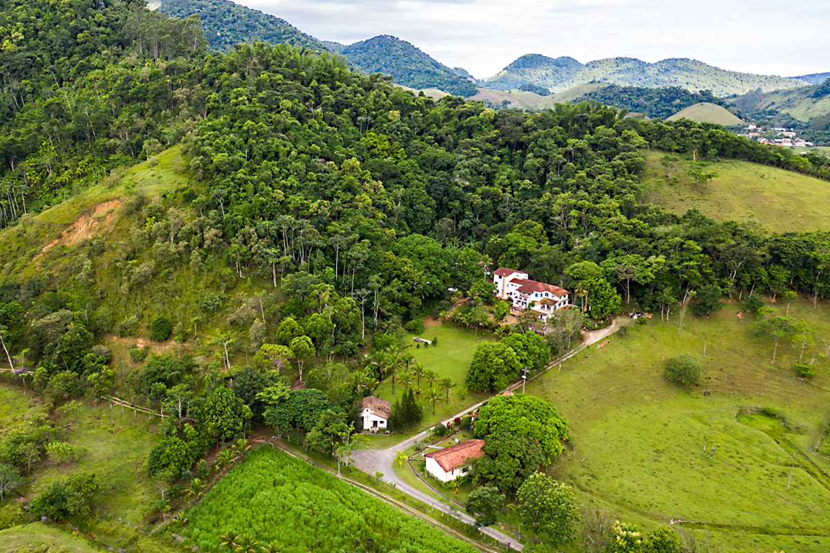 Foro aérea da Fazenda dos Cordeiros imersa na Mata Atlântica - Turismo EcoRural - Silva Jardim - RJ